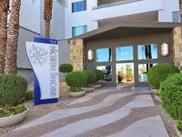Luxury Charming 2-bedroom condo in Tempe Town Lake , pool, gym, car garage WiFi - balcony