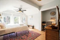 Historic Riverfront House: 5 Bedrooms 3.5 Baths on 5 Acres - ブティック