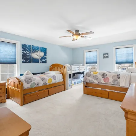 Pool - 7 Bedrooms - Close to beach