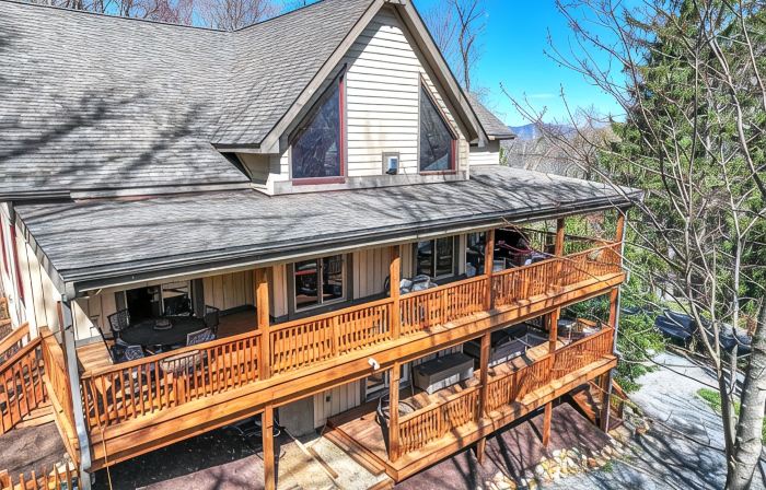 Huge Decks, Hot Tub, Fire Pit & Dog Friendly. Close to Boone and Banner Elk.