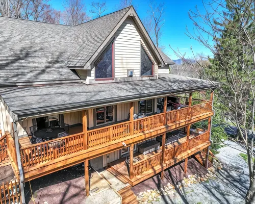 Huge Decks, Hot Tub, Fire Pit & Dog Friendly. Close to Boone and Banner Elk. Hotels in Seven Devils