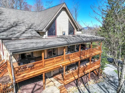 Huge Decks, Hot Tub, Fire Pit & Dog Friendly. Close to Boone and Banner Elk.