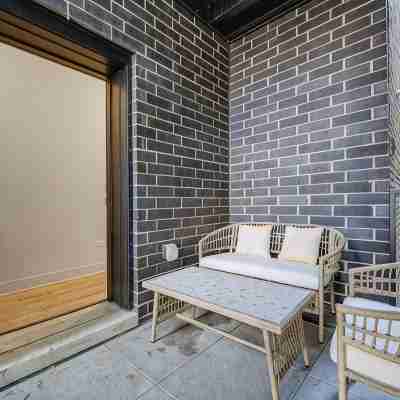 Wrigleyville 4Br • 1-Min Walk to Wrigley Field & Cta • Garage • Sleeps 8 Others