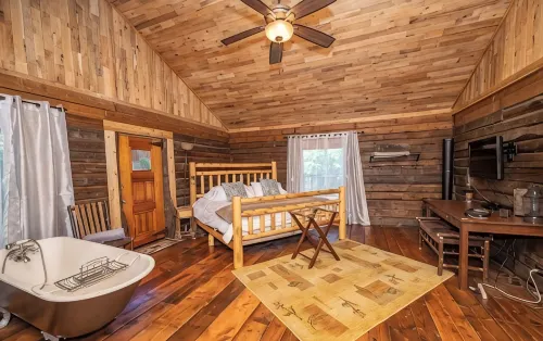 Authentic Cabin in the Woods!