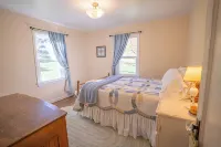 Orchard Cottage, Charming Vintage Cottage - 2-Star