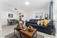 Cozy Modern Apartment - Near Shands & VA - Condos
