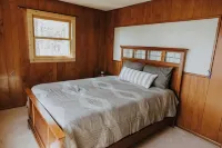 Cozy Vacation Cottage on the Lake with Hot Tub! - Chalets