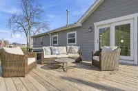 Cozy Lakeside Cottage for Families and Fun Seekers. Game room - Large Soaker Tub