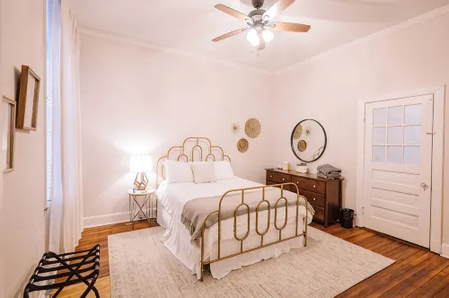Insta-worthy 2Bd/1Ba Apt Steps from Downtown!