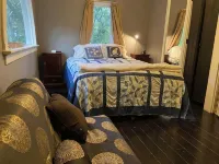 Magical Log Cabin, Streams in Private Yard, 4 Bedrooms, Pet Friendly, WiFi