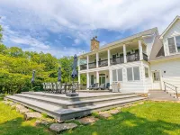 NEW Spectacular Views & Private space on a Scenic Mountain 40ft Salt Water Pool Hotels in Esopus