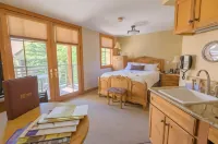Inn at Lost Creek - parking