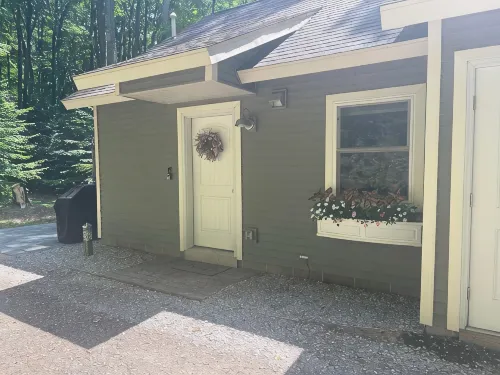 Cozy cabin in our private woods, close to a bike trail, winery, and lakes - シャレー