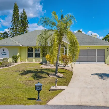 LUXURY WATERFRONT! WARM PRIVATE POOL! MIN TO BEACHES! WIFI! GRILL! BABY SUPPLIES