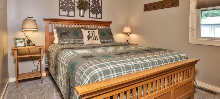 Gone Fish Inn: Remodeled Lakefront Cabin, FREE Wi-Fi & Firewood, No Cleaning Fee Hotels in St. Germain