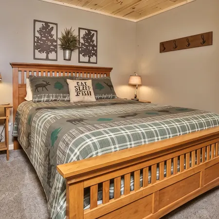 Gone Fish Inn: Remodeled Lakefront Cabin, FREE Wi-Fi & Firewood, No Cleaning Fee