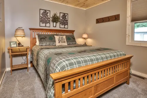 Gone Fish Inn: Remodeled Lakefront Cabin, FREE Wi-Fi & Firewood, No Cleaning Fee - Chalets