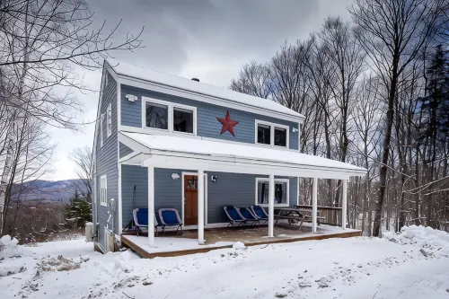 Cozy & Private Killington Ski House -  Hot Tub - 4 Min to Resort - 4Br/3BA - 발코니