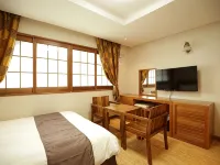 Jeju Parkside Tourist Hotel Hotels near Halla Library