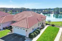 "Hook, Wine, and Sinker" Large 5-bed lakefront villa-pool, hot tub, and courts Hotels in 