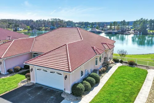 "Hook, Wine, and Sinker" Large 5-bed lakefront villa-pool, hot tub, and courts -  Casas de vacaciones