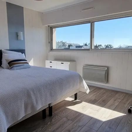 Beautiful renovated apartment with side sea view on the Corniche in Concarneau