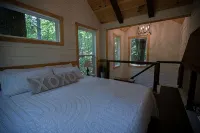 Al's Nest: Secluded Treehouse Overlooking Creek