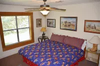 SPECTACULAR LODGE ON PRIVATE RANCH. PERFECT FOR SMALL AND LARGE GATHERINGS! - Swimmingpools