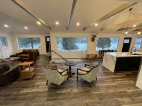 Newly renovated spacious private farmhouse 5 min from lake. - 홈스테이