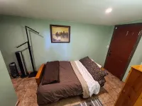 Romantic, Pet-Friendly Cabin. 5-min walk to Lake. 2 BBQ + 2 Decks + Fire Pit/EV - balcony