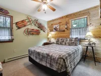 Serenity & Fun Cozy Pocono Cabin! Family Friendly - Beach-Lake-Pool-Playgrounds! Hotels in Penn Forest Township