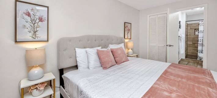 8Min to Beach by Car/King Bed/Fenced Yard/Prking Hotels in Largo