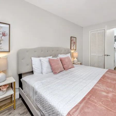 8Min to Beach by Car/King Bed/Fenced Yard/Prking