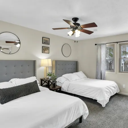 Cozy 2 Bedroom Home Mins from Downtown Champaign