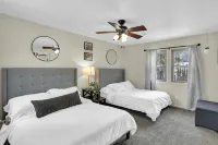 Cozy 2 Bedroom Home Mins from Downtown Champaign - Bungalows
