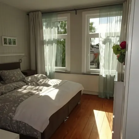Excusive old building DG 80m² center within walking distance, 2 bedrooms, fireplace, XXL sofa