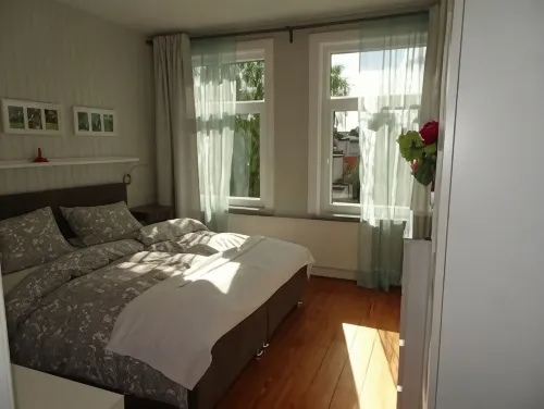 Excusive old building DG 80m² center within walking distance, 2 bedrooms, fireplace, XXL sofa - Gym