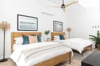 Sanderling Escape - Elevated Luxury & Ocean Views! - 발코니