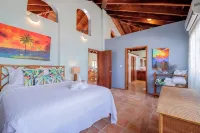 Charming 3-bedroom 2-bathroom Beachfront Beauty with separate living quarters -  Privatzimmer
