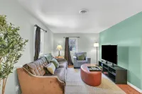 Cozy 2 Bedroom Home Mins from Downtown Champaign - Bungalows
