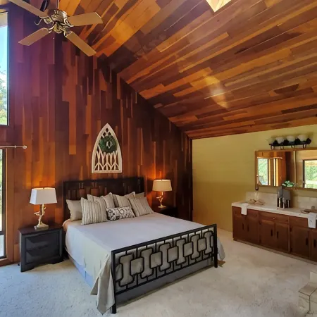 Private house close to Sequoia National Park with pool and private river access