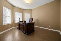 A Relaxing Retreat with Pool and Heated Jacuzzi near Sequoia Parks