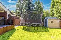 Gather in Saskatoon - Hot Tub 85" TV, Deck, Bbq, Trampoline, Games Room, 5Bdrm
