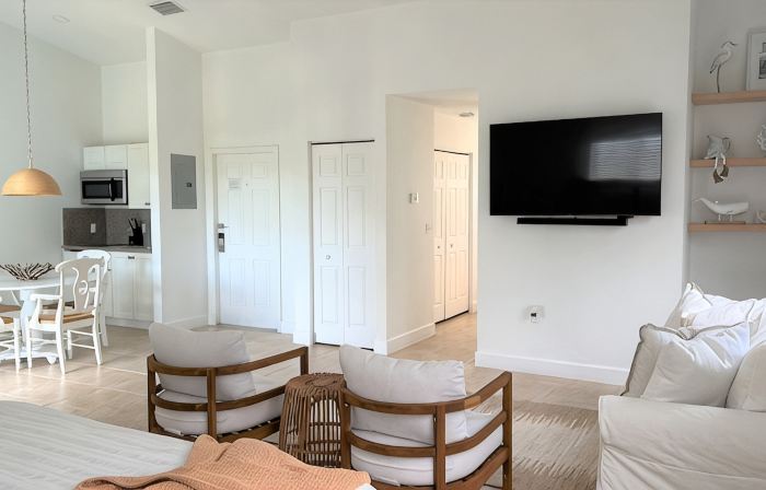 Lovely Studio steps from the beach. Optional golf car rent