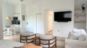 Lovely Studio steps from the beach. Optional golf car rent