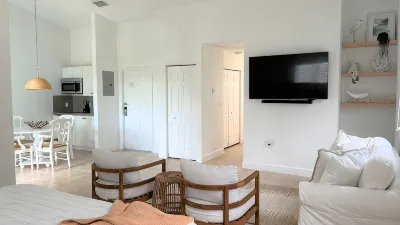 Lovely Studio steps from the beach. Optional golf car rent Hoteles en 