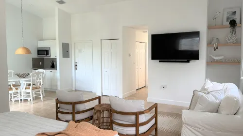 Lovely Studio steps from the beach. Optional golf car rent