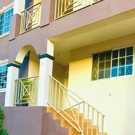 The Hideaway Too - Modern One Bedroom Executive Suite - 5 mins to Mandeville