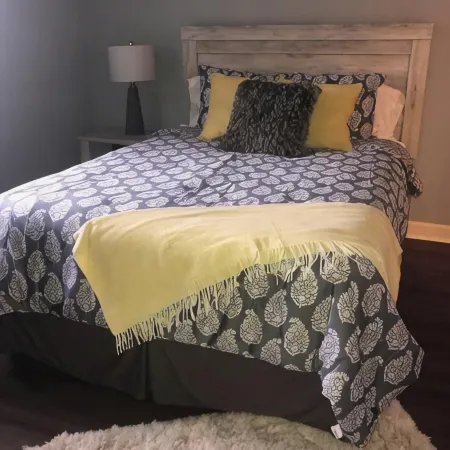 2-bedroom condo in charming Oxford within walking distance of the stadium.