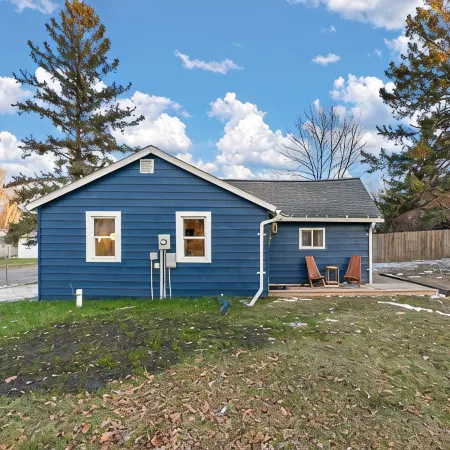 Charming 2-bedroom cottage in delightful Willmar with WiFi, AC